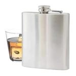 Licorera de acero inoxidable de 8 oz con vaso de whisky y hielo.