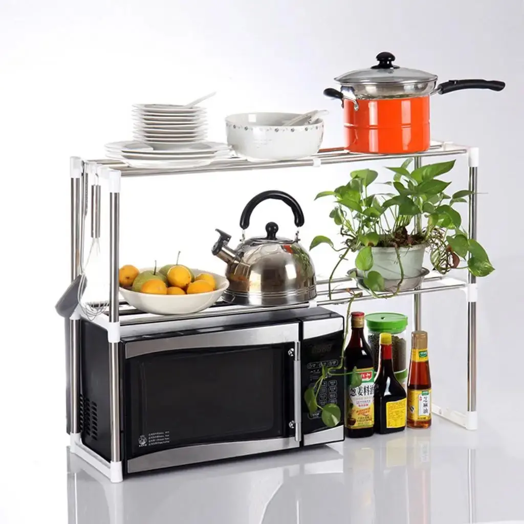 Estante organizador para microondas con ollas, teteras, frutas y condimentos.