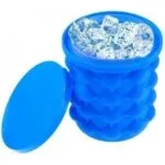 Mini hielera flexible azul con cubos de hielo, portátil para conservar bebidas.