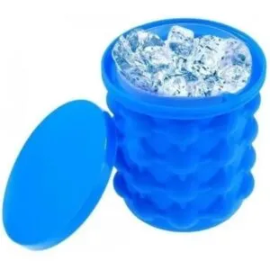 Mini hielera flexible azul con cubos de hielo, portátil para conservar bebidas.