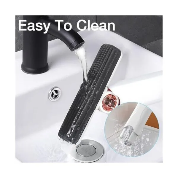 Mini trapeador de escritorio negro pasando bajo agua de grifo en lavabo blanco, fácil limpieza.