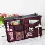 Organizador expandible para bolsos de dama, ideal para viajes.
