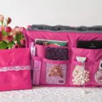 Organizador expandible rosa para bolsos de dama, ideal para viaje, con compartimentos y accesorios.