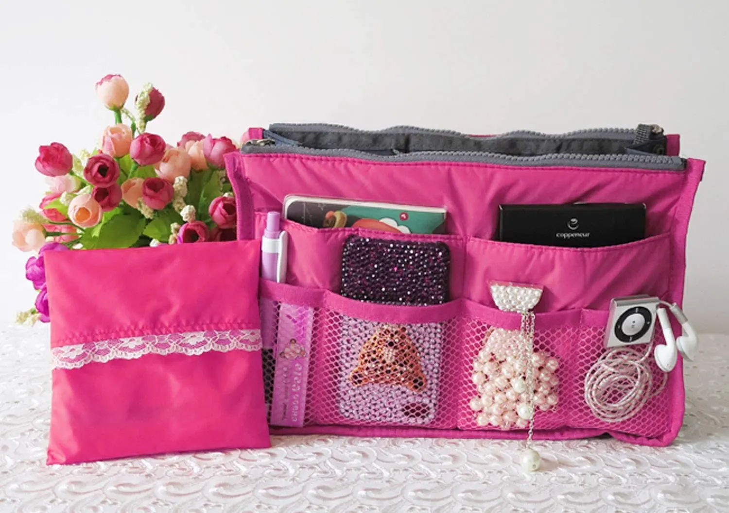 Organizador expandible rosa para bolsos de dama, ideal para viaje, con compartimentos y accesorios.
