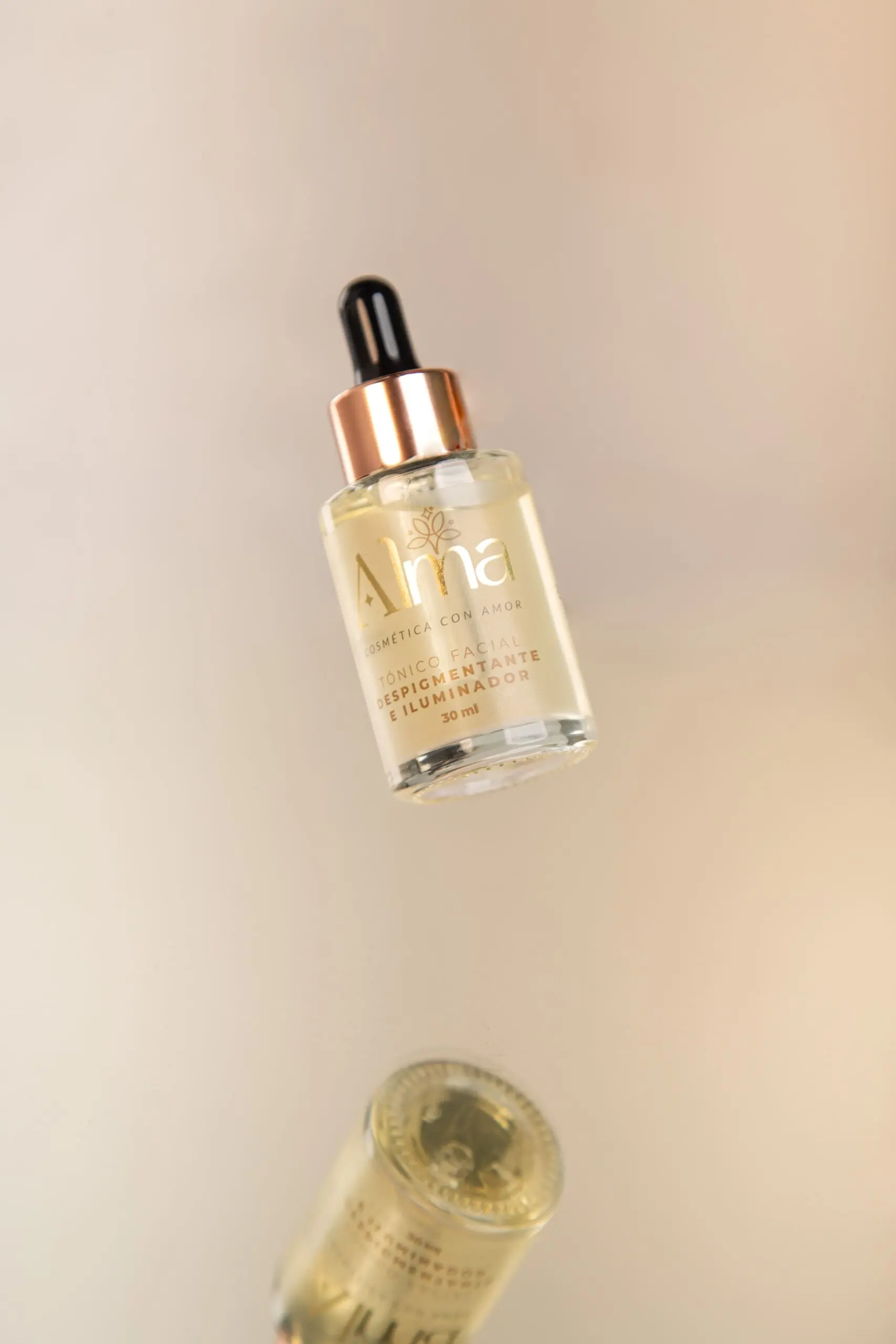 Tónico facial despigmentante e iluminador Alma con gotero, en envase de vidrio.