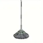 Trapeador autoescurridor gris con mango extensible, ideal para limpieza del hogar.