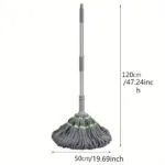 Trapeador autoescurridor gris de microfibra con mango extensible de 120 cm y base de 50 cm.