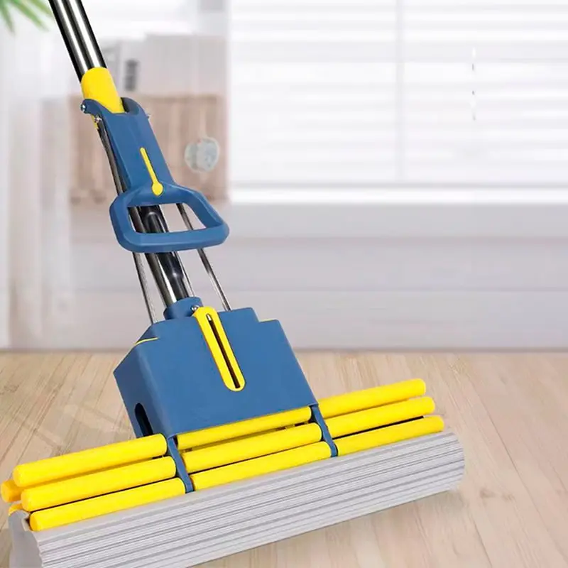 Trapeador de esponja absorbente azul y amarillo con rodillos para limpieza de pisos.