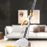 Trapeador con esponja absorbente, mango ergonómico y diseño a rayas en sala de estar moderna.