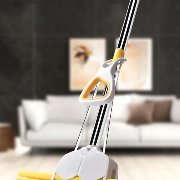 Trapeador con esponja absorbente, mango ergonómico y diseño a rayas en sala de estar moderna.
