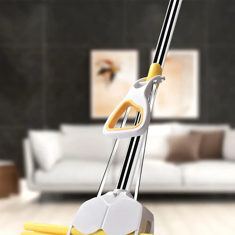 Trapeador con esponja absorbente, mango ergonómico y diseño a rayas en sala de estar moderna.