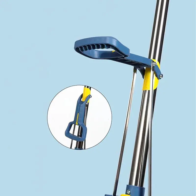 Trapeador esponja con mango metálico y soporte azul de sujeción.