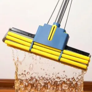 Trapeador esponja absorbente con rodillos amarillos sumergido en agua, excelente para limpieza.