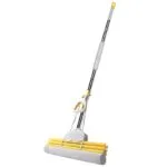 Trapeador de esponja absorbente con mango telescópico plateado y amarillo para limpieza del hogar.