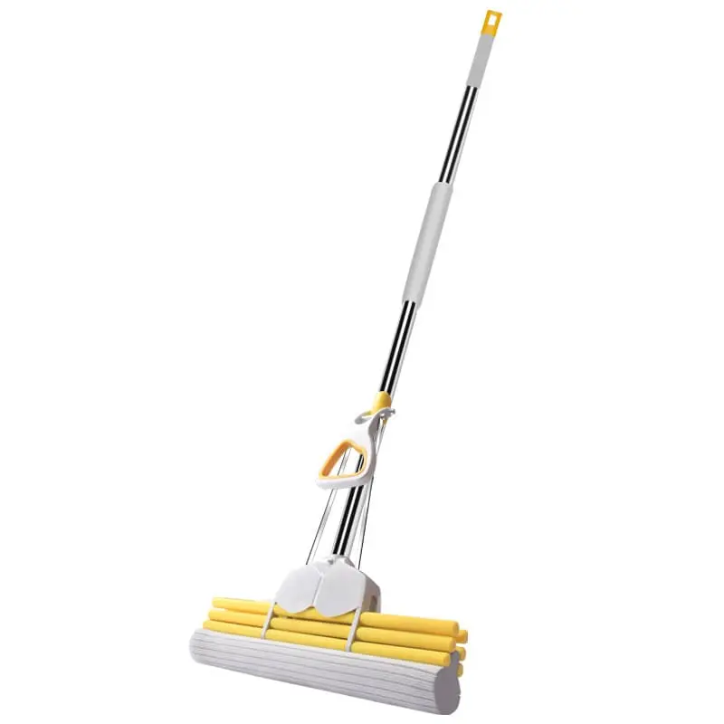 Trapeador de esponja absorbente con mango telescópico plateado y amarillo para limpieza del hogar.