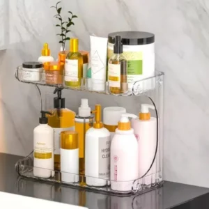 Estante de cosméticos de dos niveles con botellas y frascos de cuidado personal sobre un tocador.