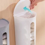 Estante de almacenamiento para ropa interior colgado en la pared con tapa abierta.