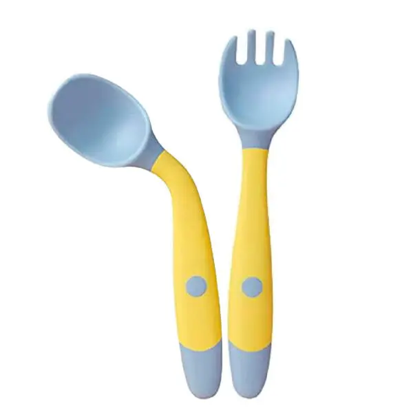 Set x2 cubiertos flexibles para bebé: cuchara azul y tenedor amarillo con estuche.
