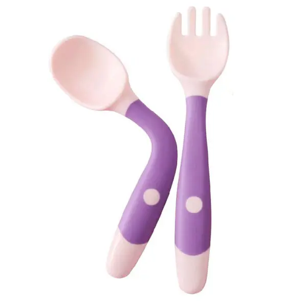Set x2 cubiertos flexibles para bebés: cuchara y tenedor. Diseño ergonómico en color violeta.