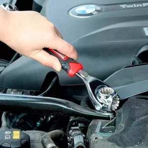 Llave multiusos 48 en 1 giratoria ajustando tornillo en motor de auto.