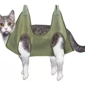 Hamaca para gato gris y blanco en soporte para uñas y aseo, manos libres.