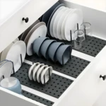 Bandeja organizadora retráctil para escurrir y secar vajilla, platos, vasos y recipientes en la cocina.