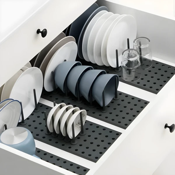 Bandeja organizadora retráctil para escurrir y secar vajilla, platos, vasos y recipientes en la cocina.
