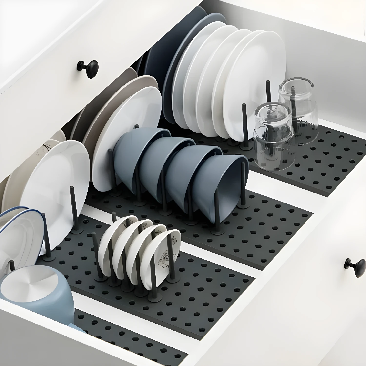 Bandeja organizadora retráctil para escurrir y secar vajilla, platos, vasos y recipientes en la cocina.
