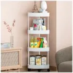 Carrito organizador esquinero de 4 niveles con ruedas, blanco, con libros, bebidas y latas.