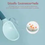 Cuchara flexible para bebé con arroz y zanahoria, diseño anti-reflujo.