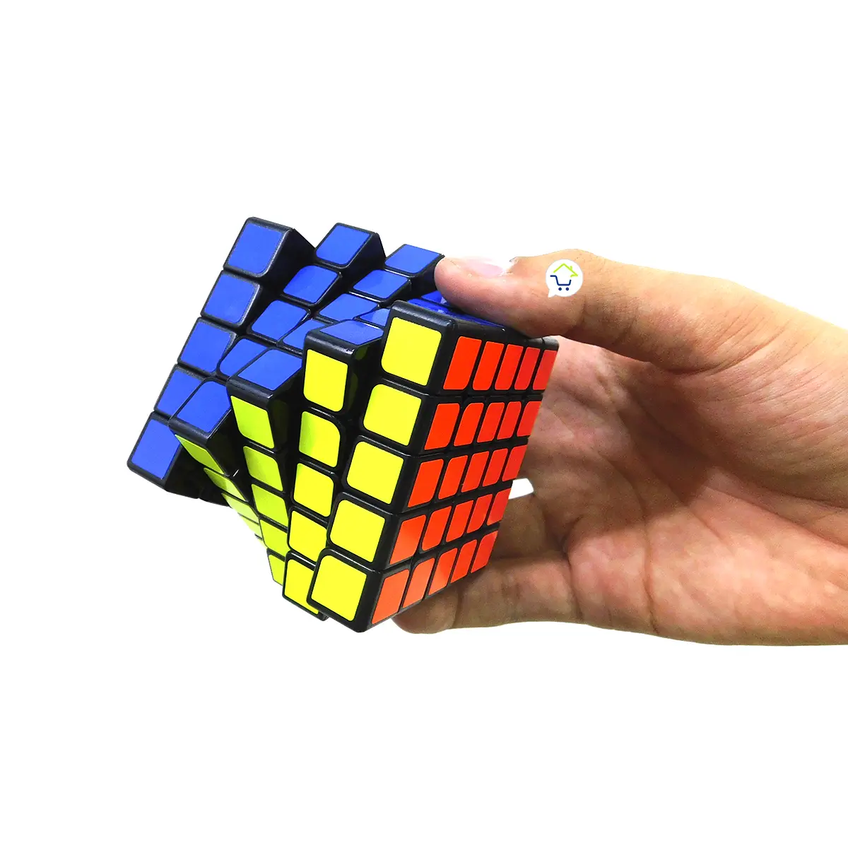 Cubo Rubik 5x5 en mano, rompecabezas mágico de colores, ideal para desafíos mentales.