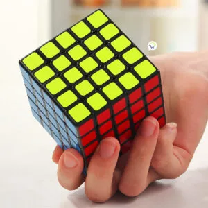 Cubo Rubik 5x5 de colores, rompecabezas mágico sostenido en mano.