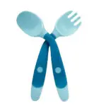 Set x2 cubiertos flexibles para bebés, cuchara y tenedor azul con puntos, ideal para aprender a comer.