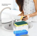 Dispensador de jabón para lavaplatos con esponja, ideal para una limpieza fácil en la cocina.