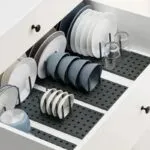 Bandeja organizadora retráctil para escurrir vajilla, con divisores, platos y vasos.