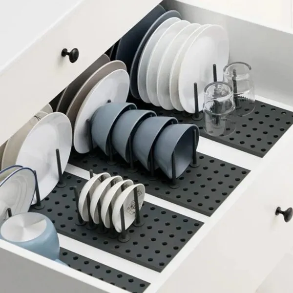 Bandeja organizadora retráctil para escurrir vajilla, con divisores, platos y vasos.