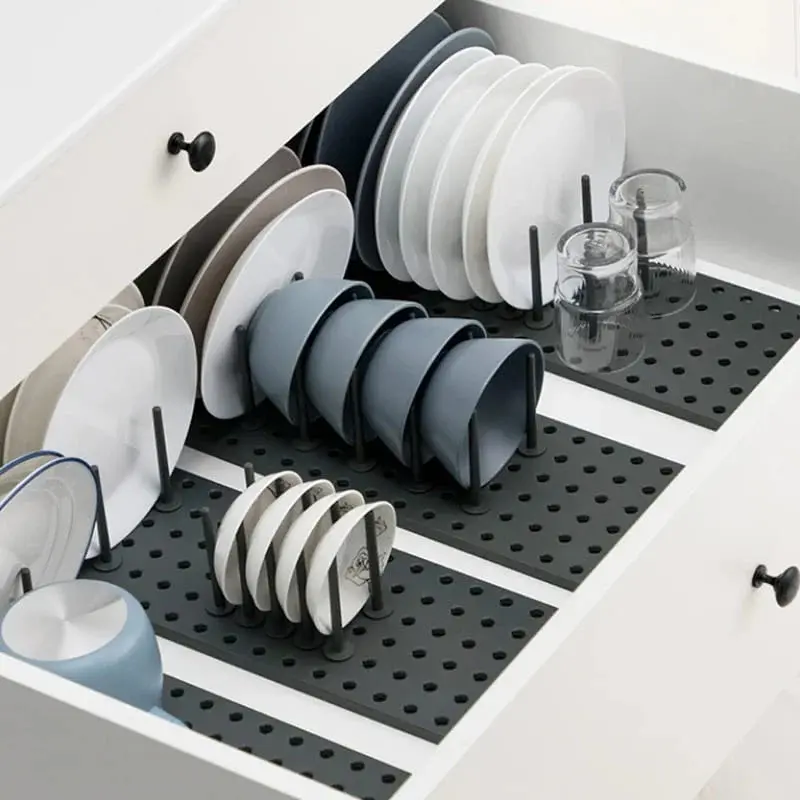 Bandeja organizadora retráctil para escurrir vajilla, con divisores, platos y vasos.