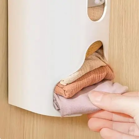 Estante de pared blanco para guardar ropa interior doblada, se extrae una prenda.