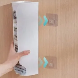 Estante de pared para guardar ropa interior, accesorio de organización en madera.