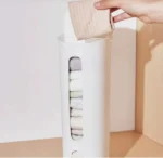 Estante vertical blanco para guardar ropa interior doblada, vista frontal.