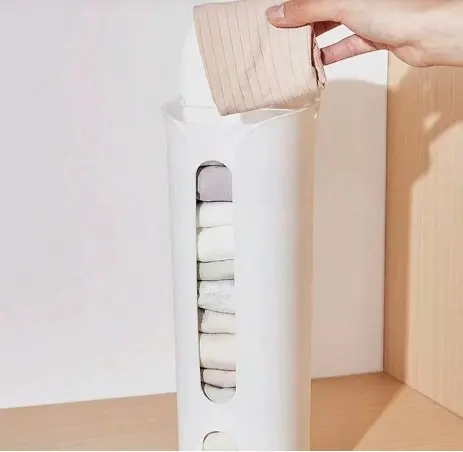 Estante vertical blanco para guardar ropa interior doblada, vista frontal.