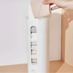 Estante vertical para organizar ropa interior, con interior visible.