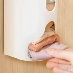 Estante de pared para ropa interior, diseño moderno que permite fácil acceso a prendas dobladas.