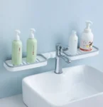 Set x2 estantes giratorios para baño sobre lavamanos con dispensadores de jabón y grifería cromada.