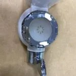 Filtro purificador de agua cromado para grifo con sistema de instalación rápida y selector de flujo.