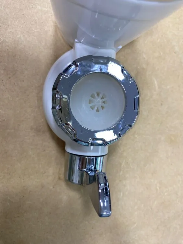 Filtro purificador de agua cromado para grifo con sistema de instalación rápida y selector de flujo.