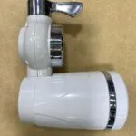 Filtro purificador de agua para grifo cromado con palanca y dial, moderno y blanco.