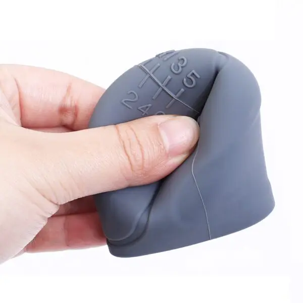 Forro protector gris para pomo de palanca de cambios de carro, con números de marcha.