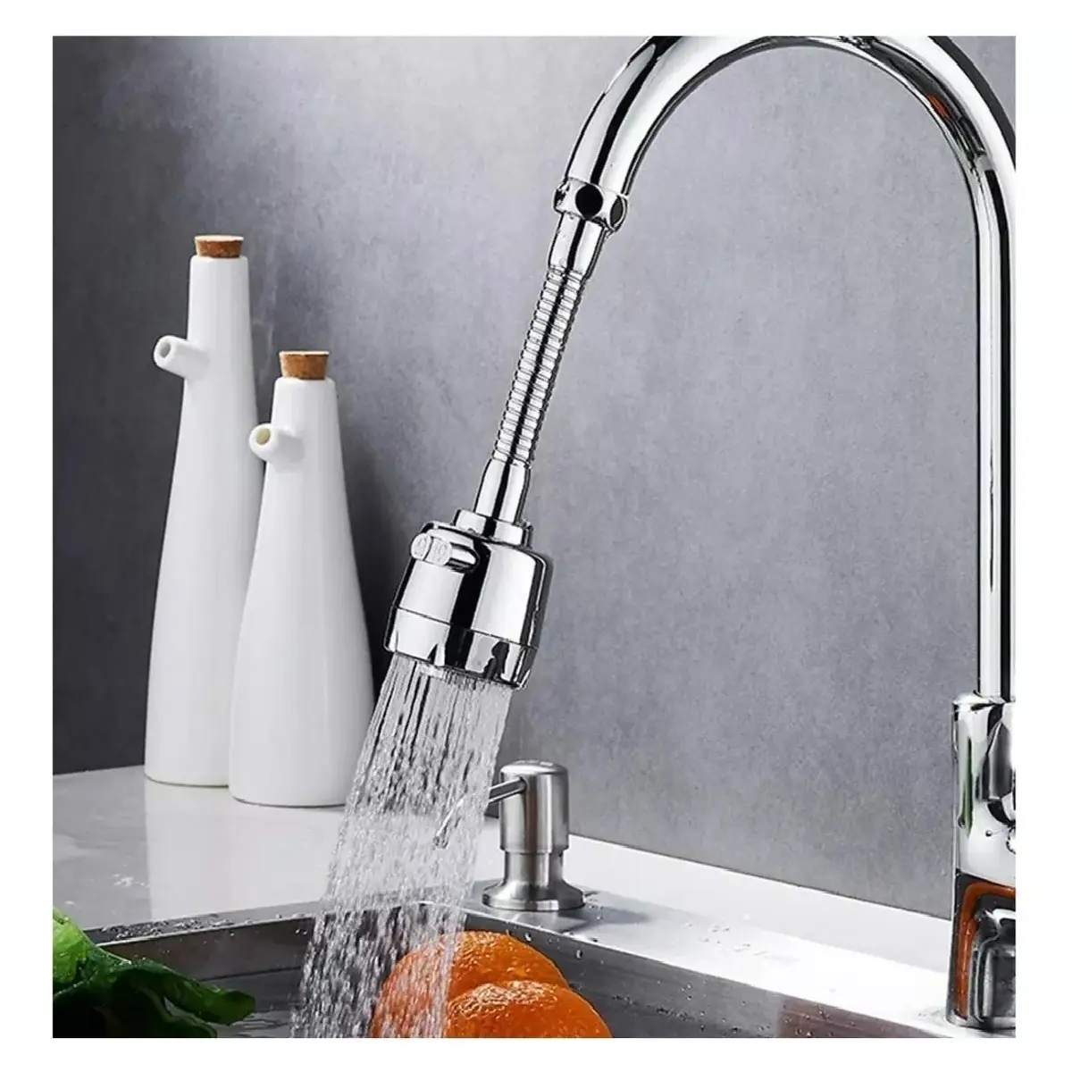 Grifo de cocina cromado con rociador ajustable y dosificador de jabón.