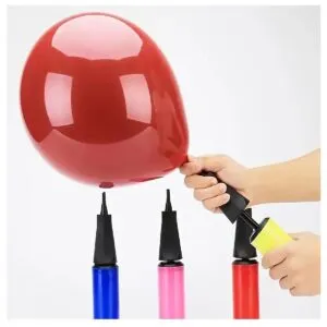 Inflador manual para globos rojos y de colores, ideal para fiestas y eventos.